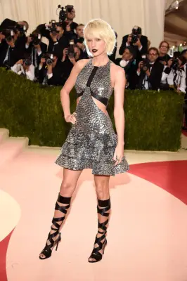 2016: Taylor Swift Went Dark Following Her Reignited Feud With Kanye West