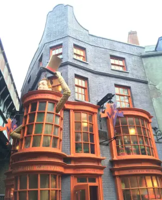 The animatronic Weasley on the Weasley