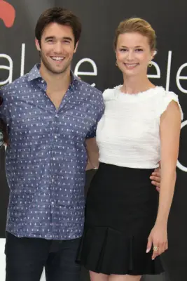 Emily VanCamp and Josh Bowman