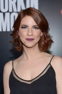 Dani Kind as Anne Carlson