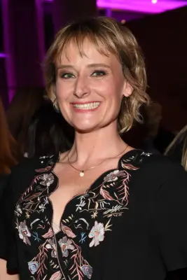 Sarah McVie as Val Szalinsky