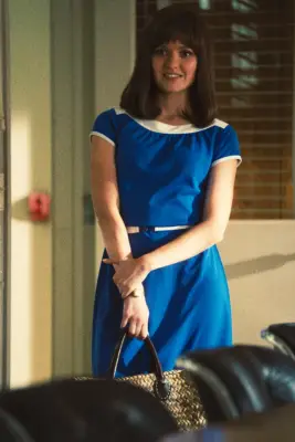 Hadley Robinson as Jeanie Buss in 