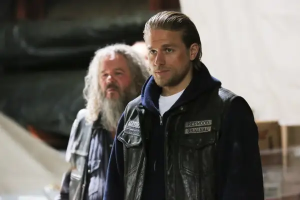 SONS OF ANARCHY, l-r: Mark Boone Junior, Charlie Hunnam in 